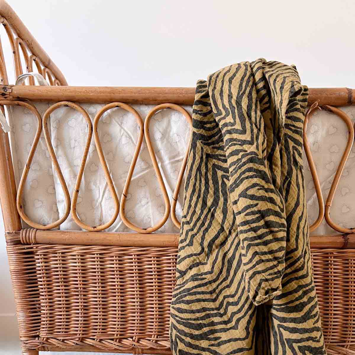 SWADDLE AUS MUSSELIN | olive zebra