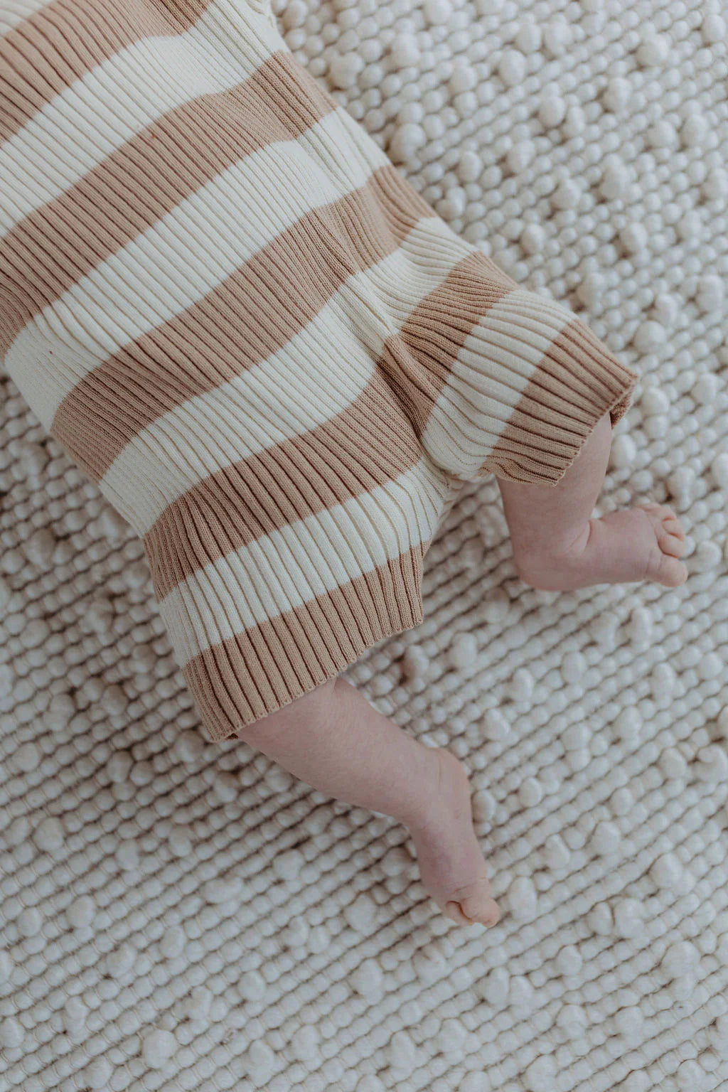 GERIPPTER ONESIE | beige gestreift