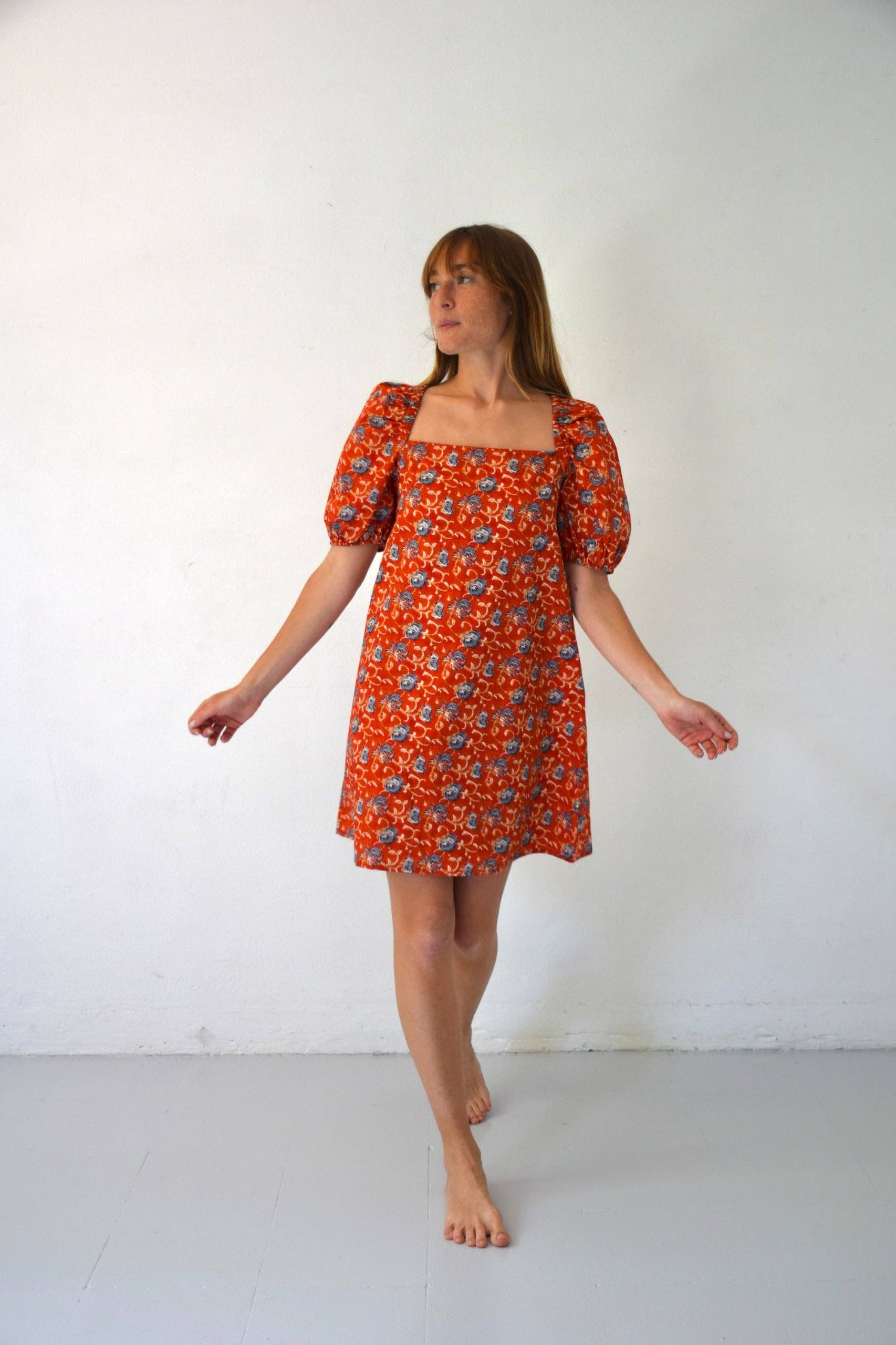GEBLÜMTES KLEID MIT PUFFÄRMELN