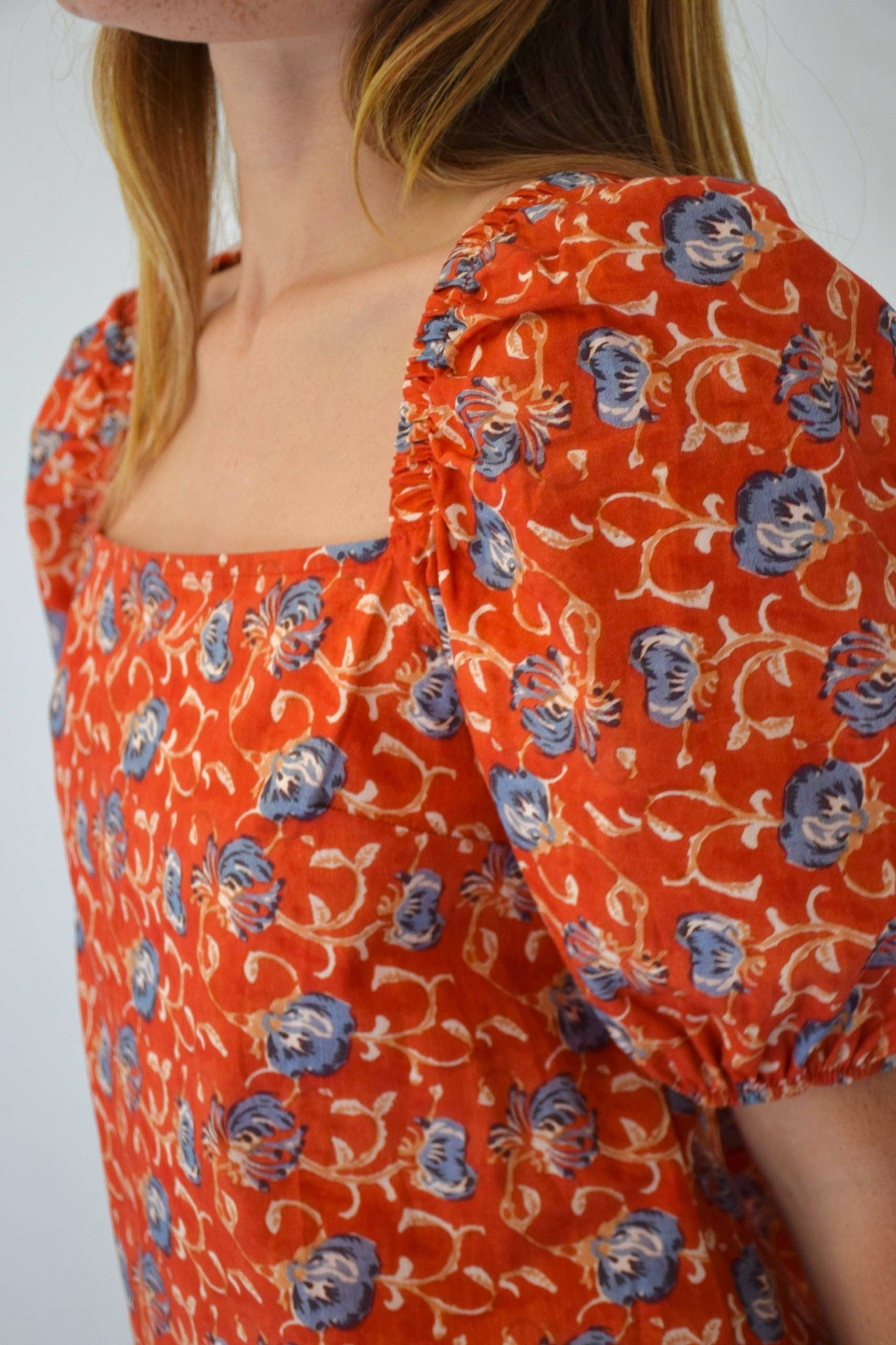GEBLÜMTES KLEID MIT PUFFÄRMELN