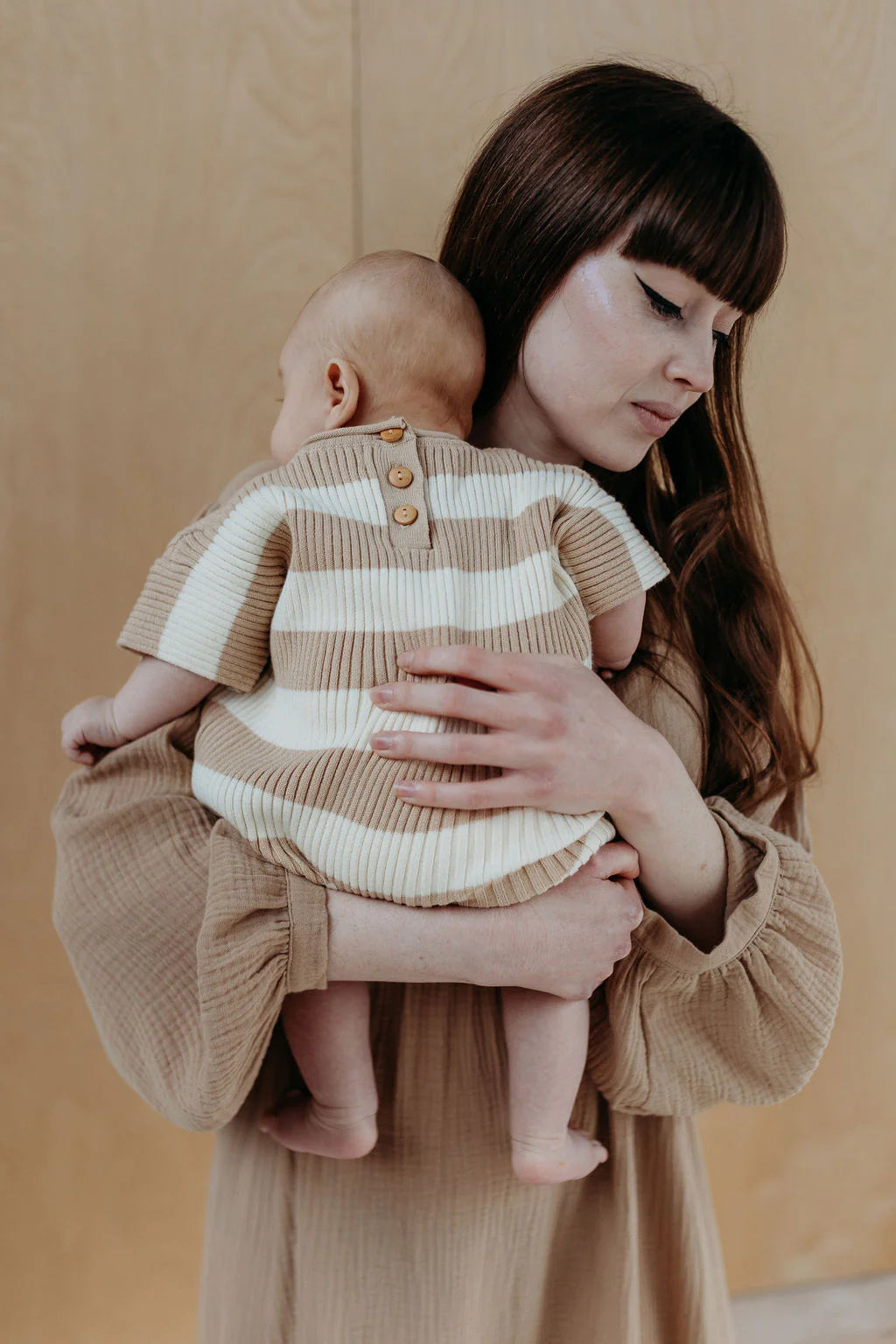 GERIPPTER ONESIE | beige gestreift