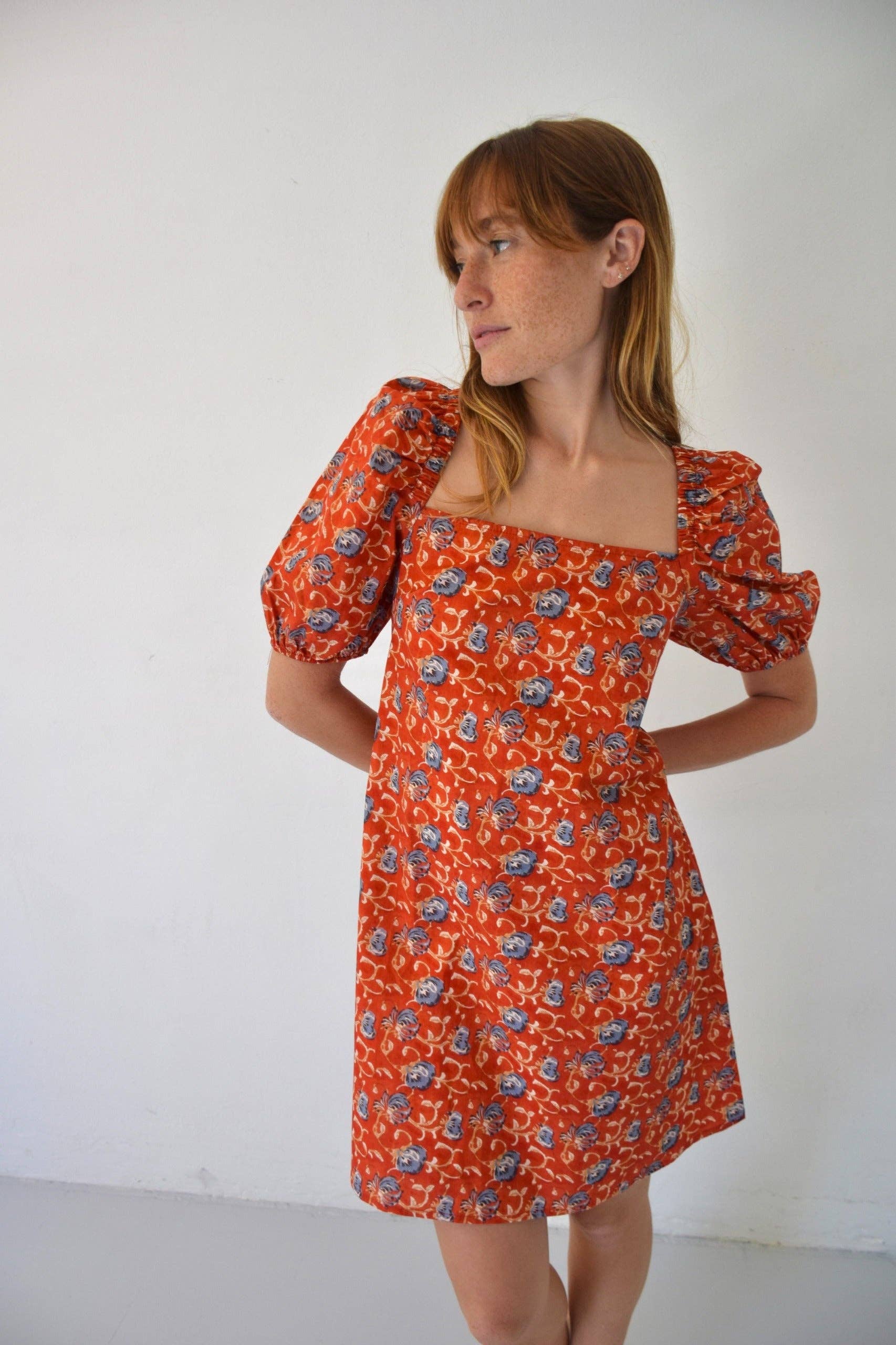 GEBLÜMTES KLEID MIT PUFFÄRMELN