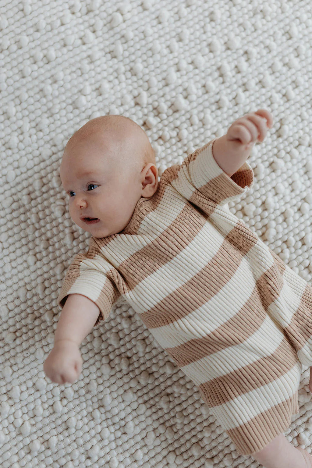 GERIPPTER ONESIE | beige gestreift