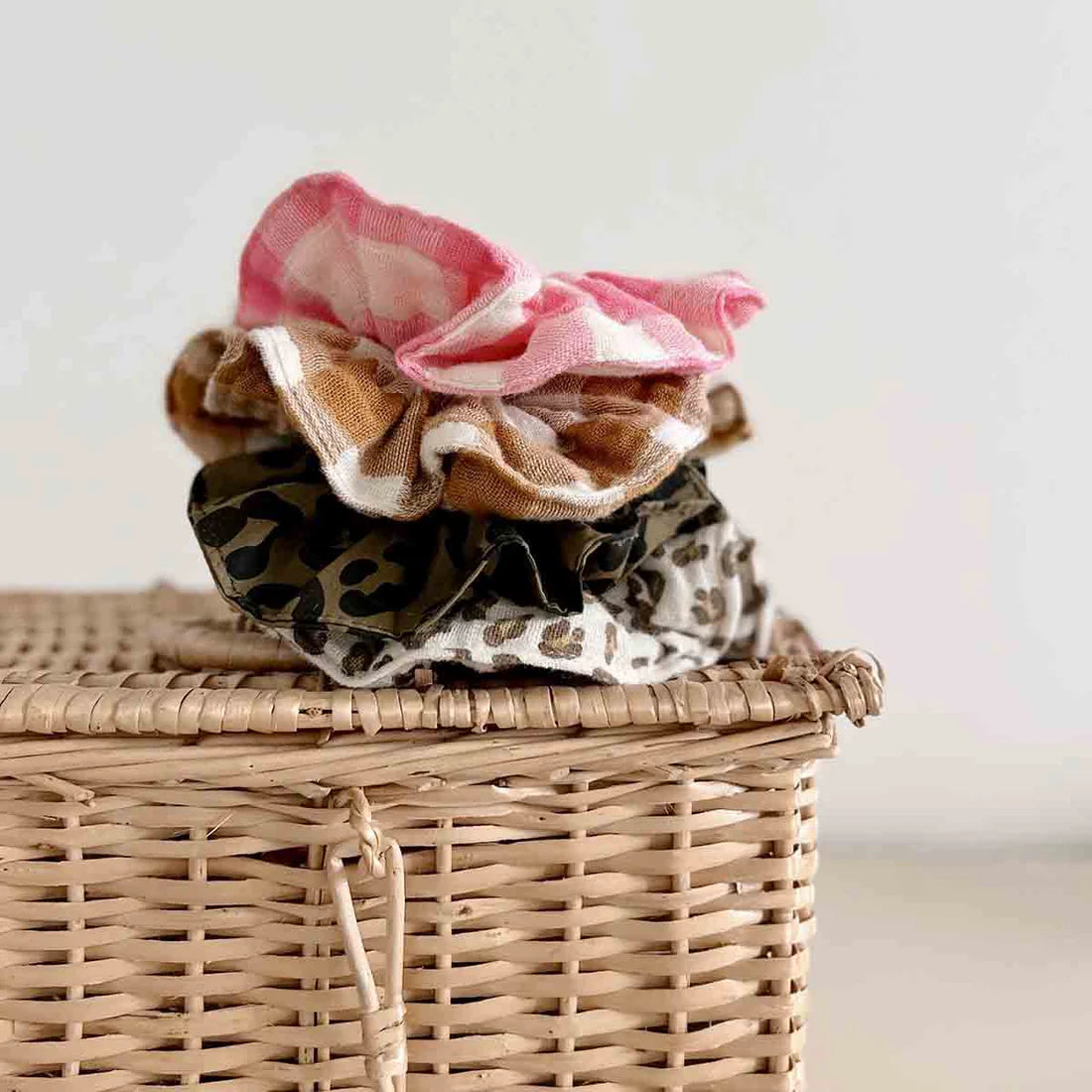 SCRUNCHIE | olive leo