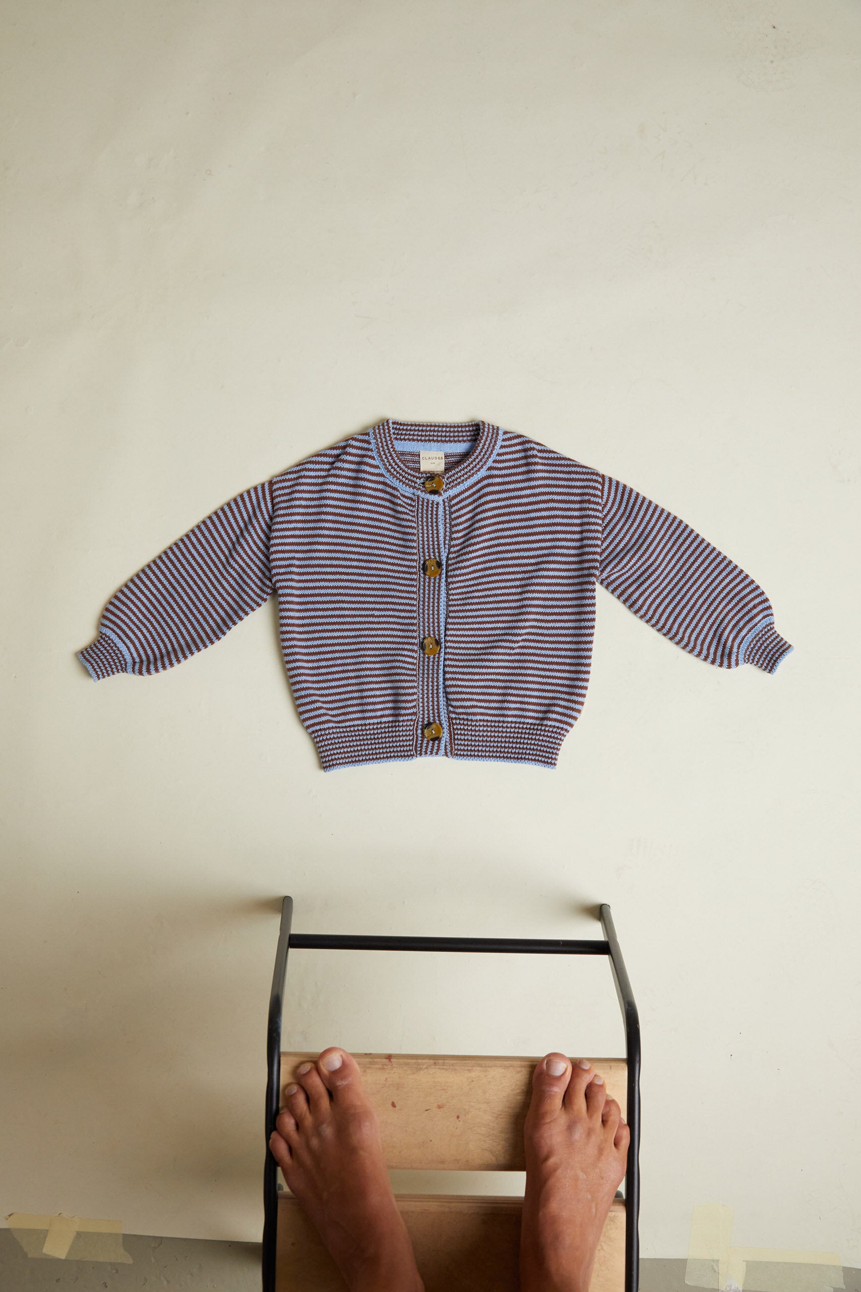 CARDIGAN MIT STREIFEN | rotbraun & blau