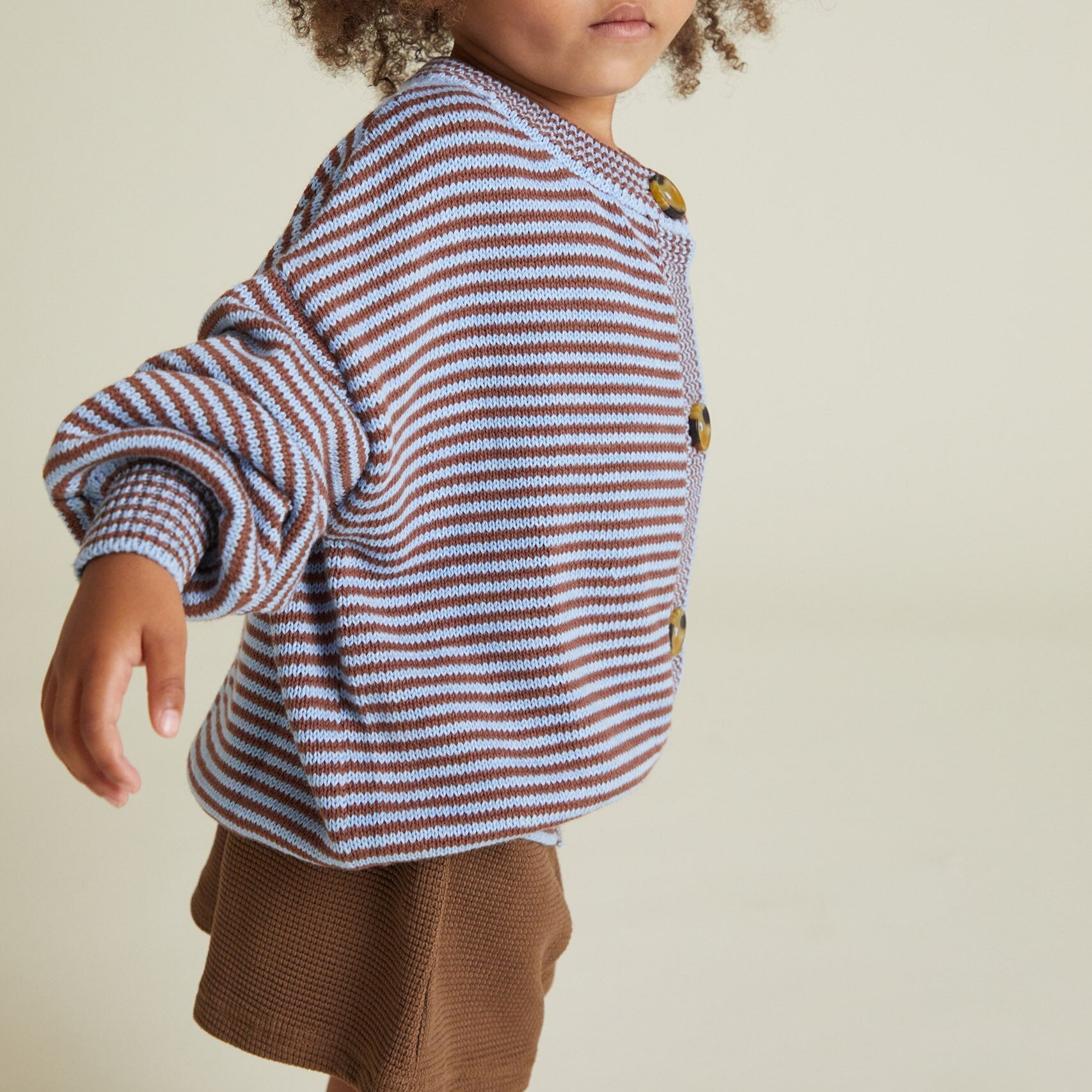 CARDIGAN MIT STREIFEN | rotbraun & blau