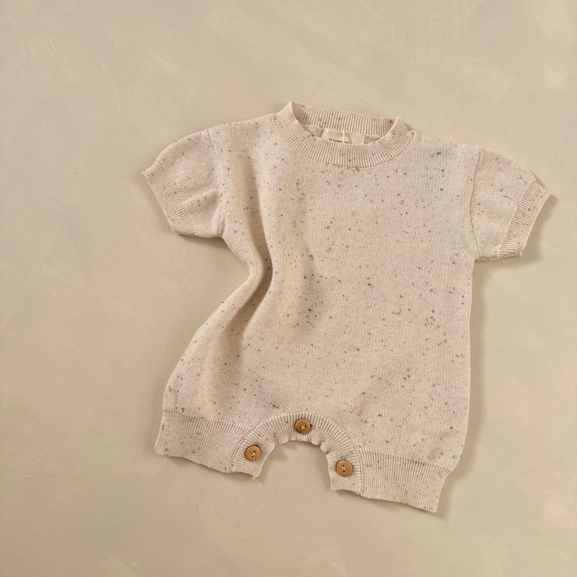 GESTRICKTER ROMPER | sand gesprenkelt