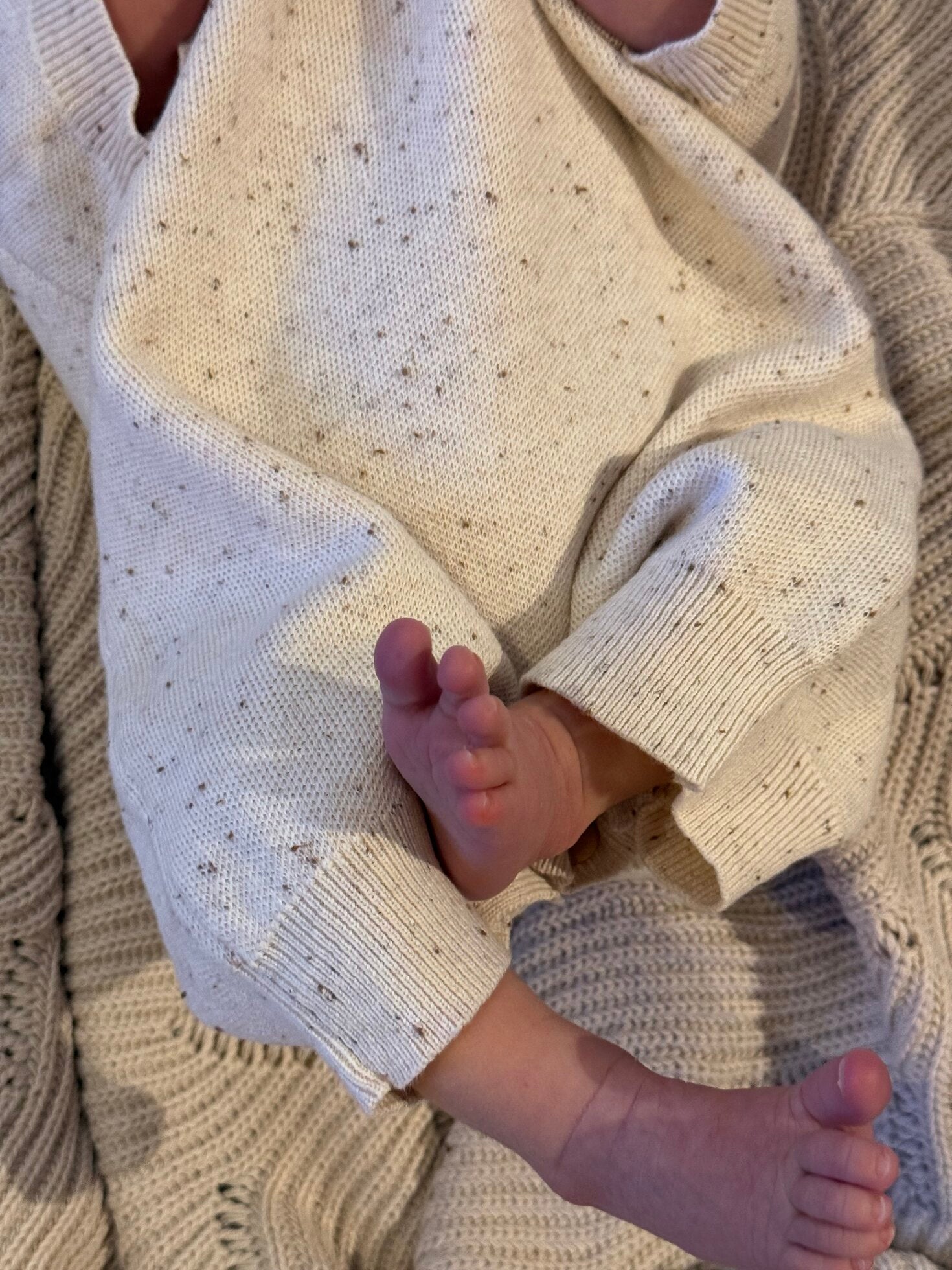 GESTRICKTER ROMPER | sand gesprenkelt