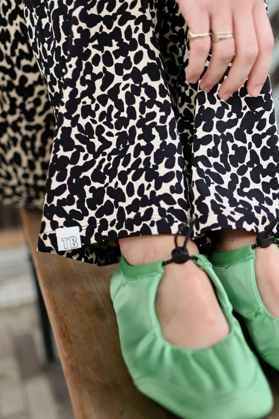 FLARED LEGGINGS | leo