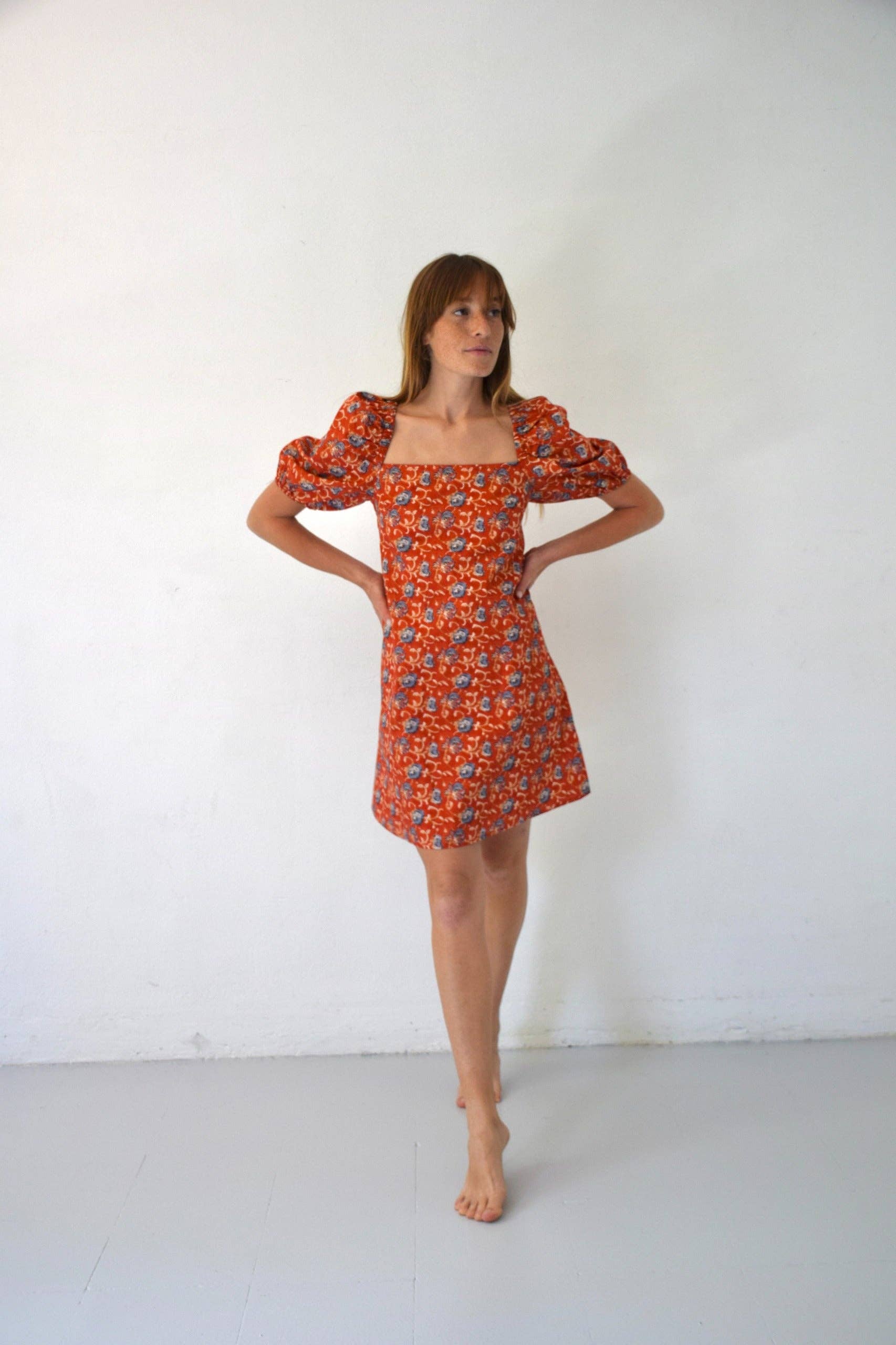 GEBLÜMTES KLEID MIT PUFFÄRMELN