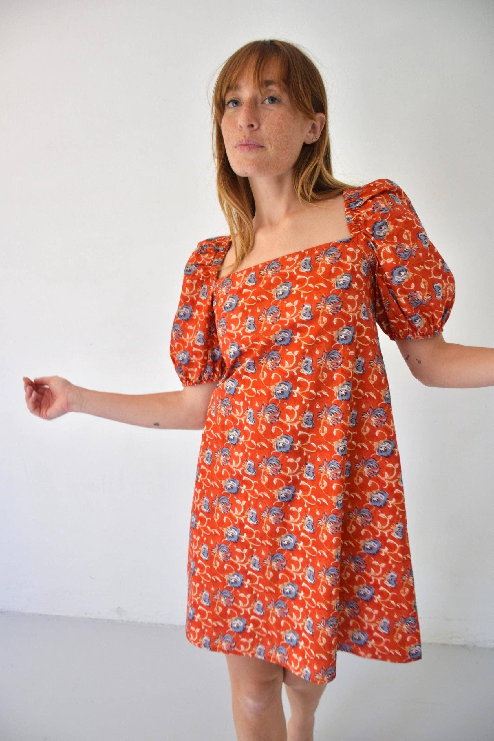 GEBLÜMTES KLEID MIT PUFFÄRMELN