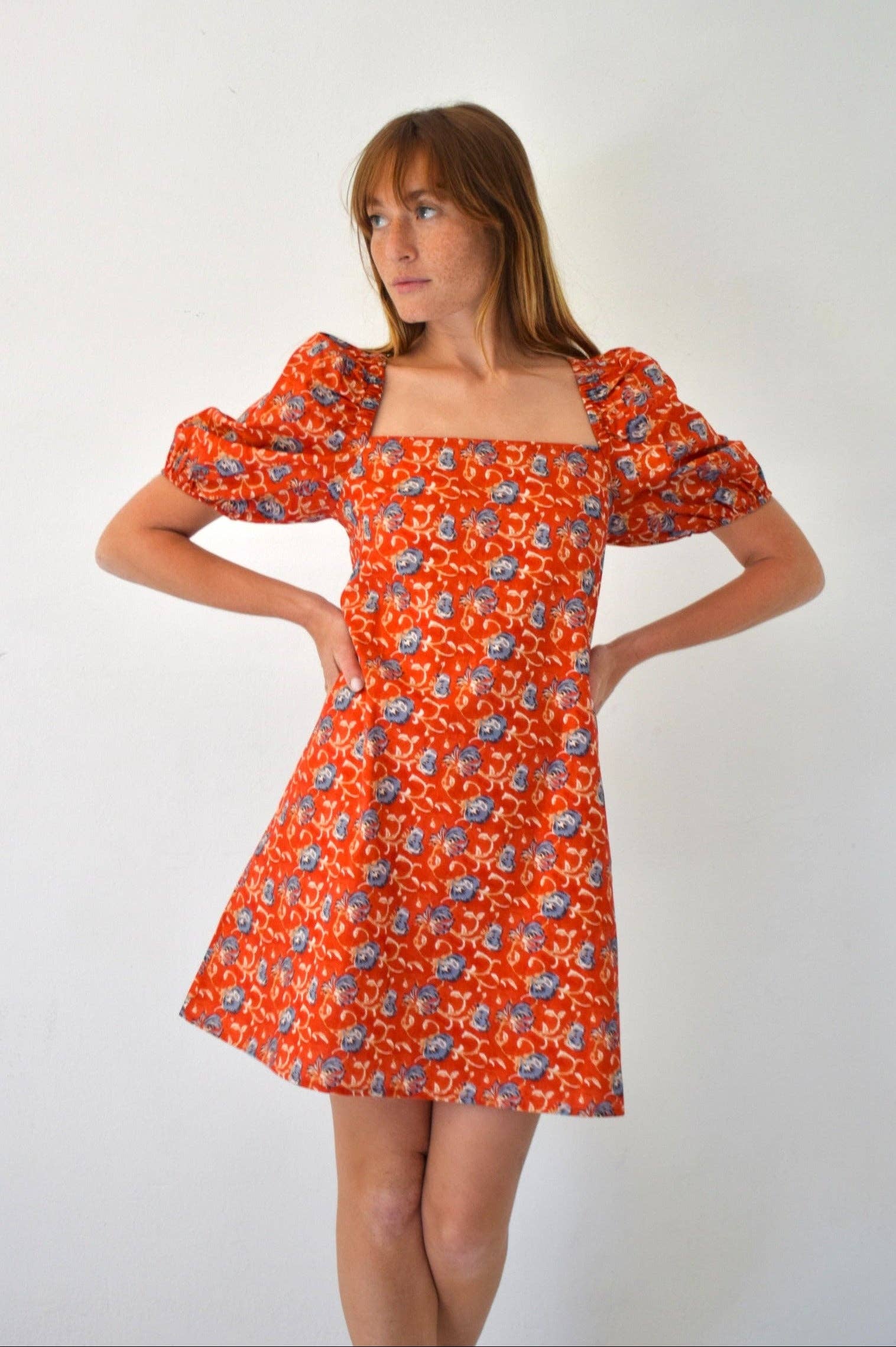 GEBLÜMTES KLEID MIT PUFFÄRMELN